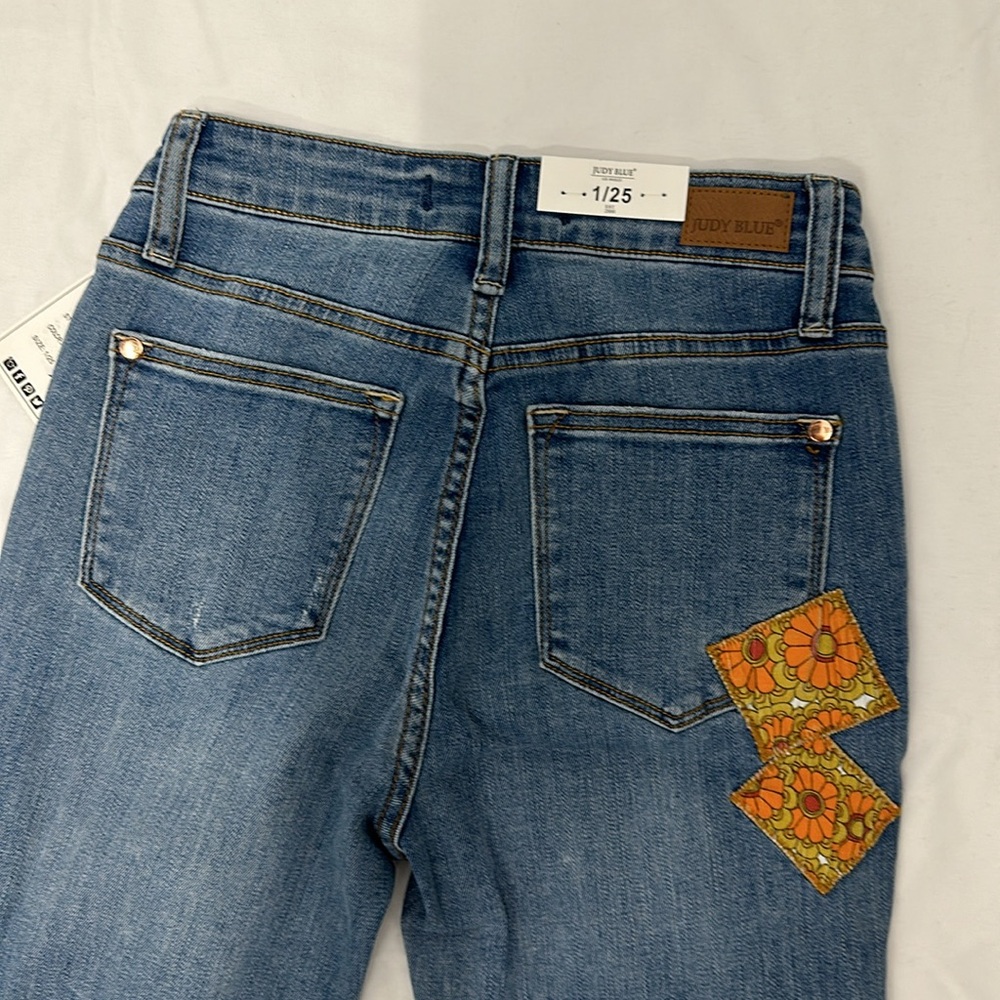 JUDY BLUE MID-RISE 70'S PATCH SKINNY JEANS. 1/25. NWT - Picture 9 of 9